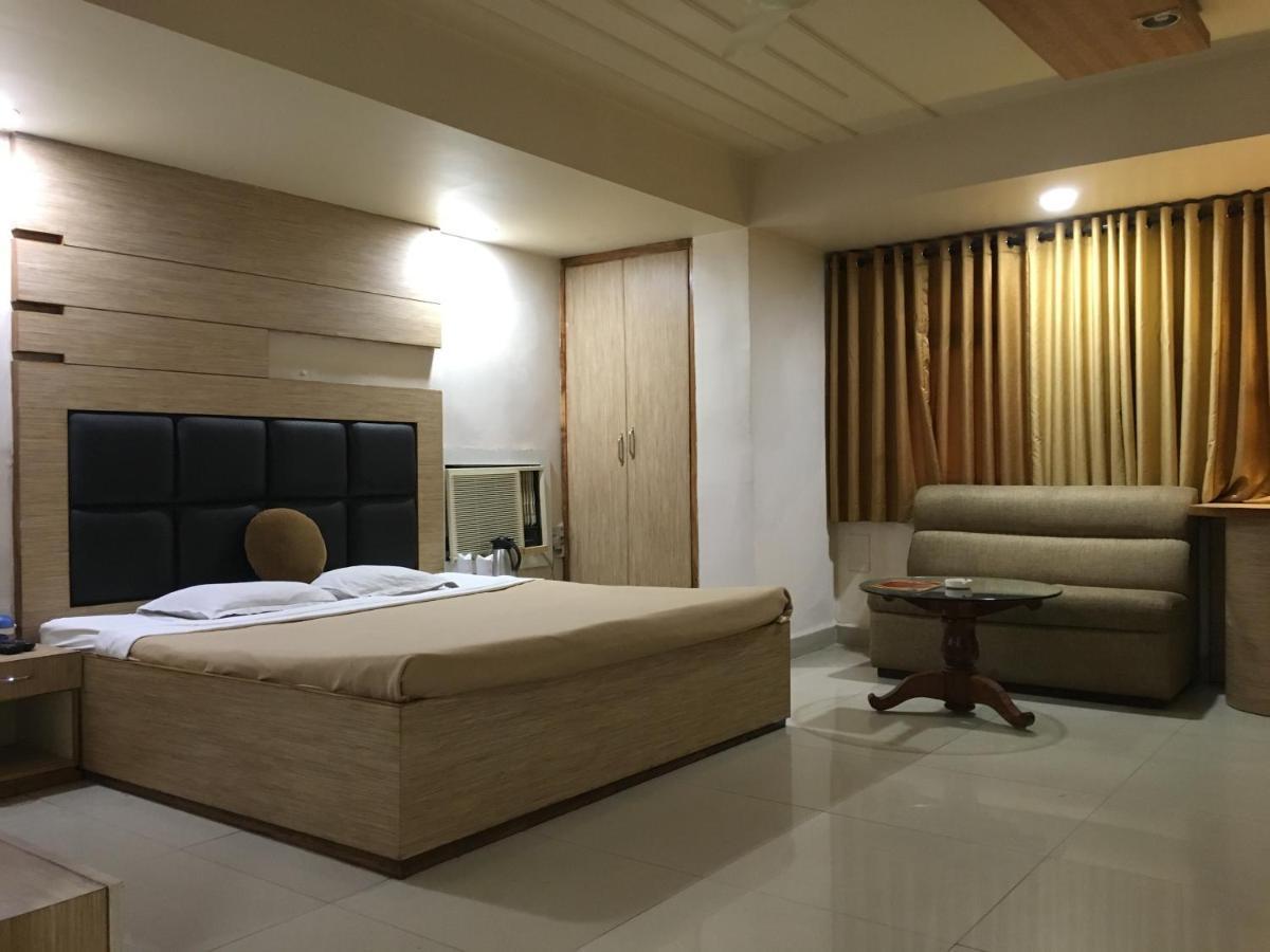 Hotel Grand Arjun Rāipur Exteriör bild