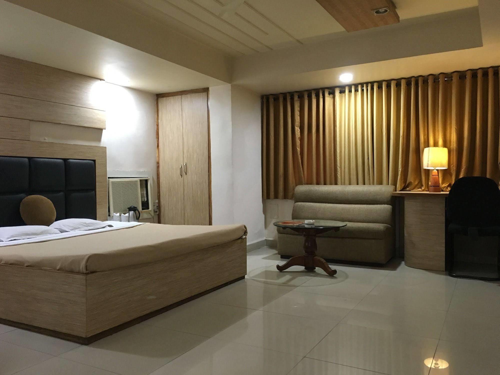 Hotel Grand Arjun Rāipur Exteriör bild