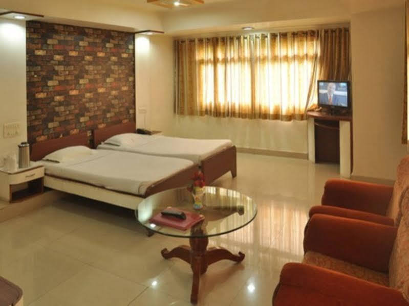 Hotel Grand Arjun Rāipur Exteriör bild